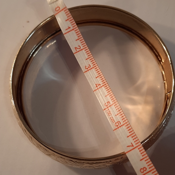 Elegant Gold Floral Bangle Bracelet - Picture 5 of 7